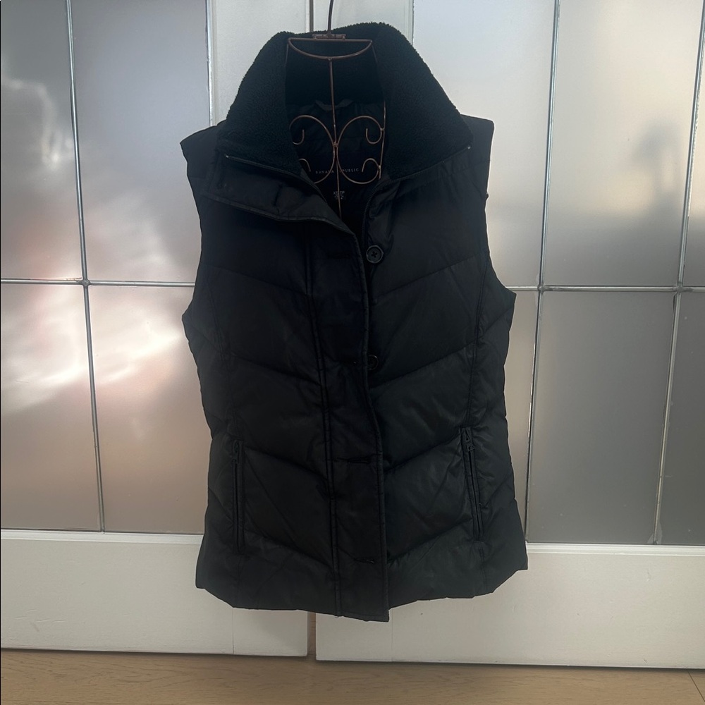 Women's Banana Republic Black Puffer Vest